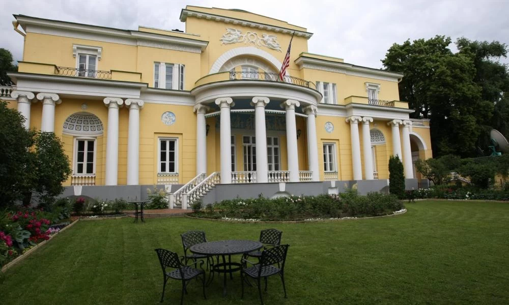 Ρωσία: Αυτοκίνητο εισέβαλε στο σπίτι του Αμερικανού πρέσβη